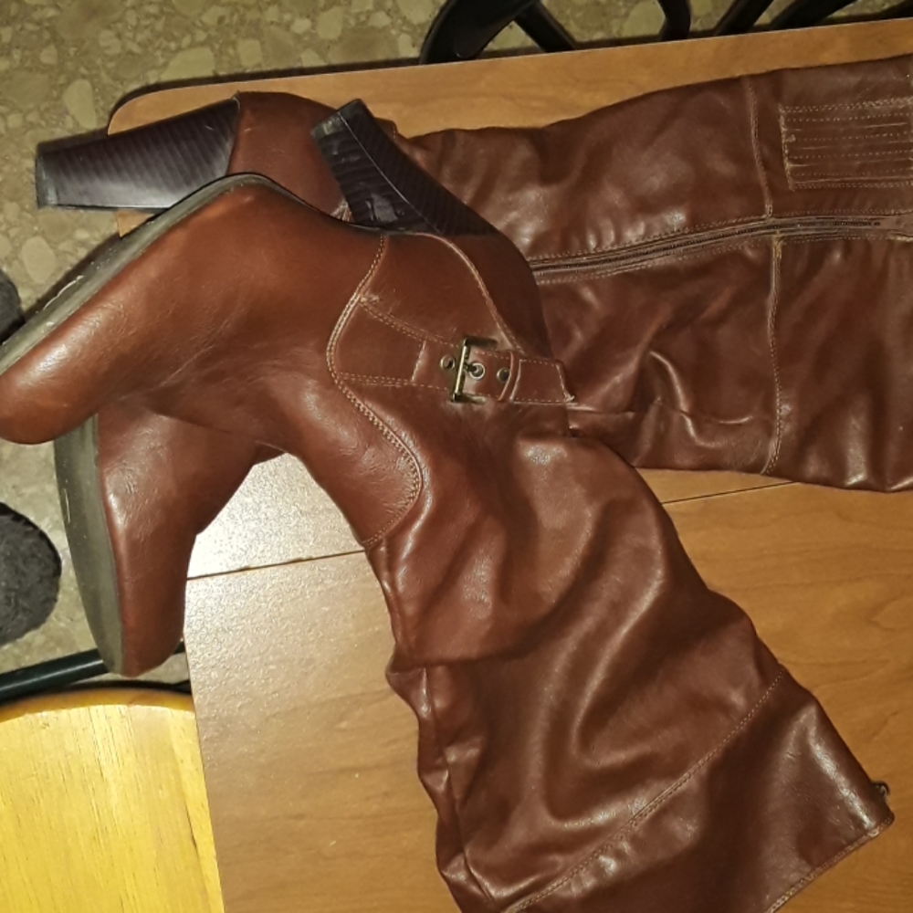 Gently used Women's Guess boots